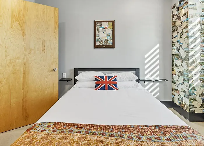 Clean And Modern Deluxe Suite For 10 With Pool
