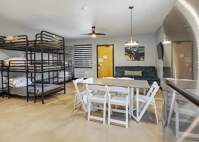 Clean And Modern Deluxe Suite For 10 With Pool