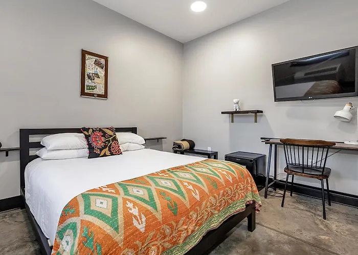 First Floor Queen Room For Two Near Purina Farms