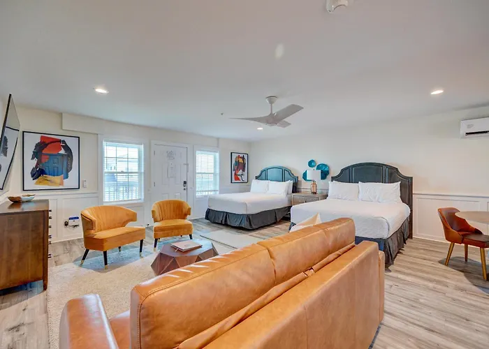 102 Queen Ada Suite, 1St Floor Low Tide