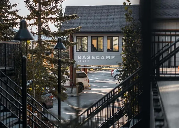 Central hotel: Basecamp Lodge Canmore