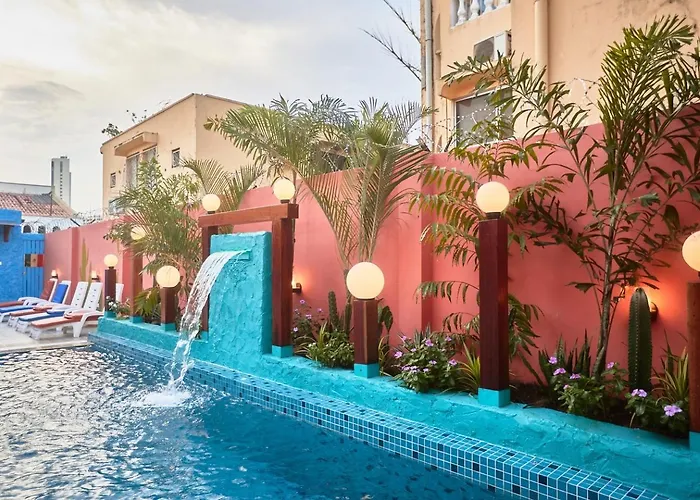 Hotel with pool: Scarlet Lodge