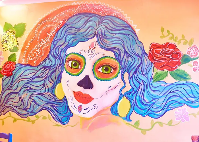 Hotel with pool: Scarlet Lodge