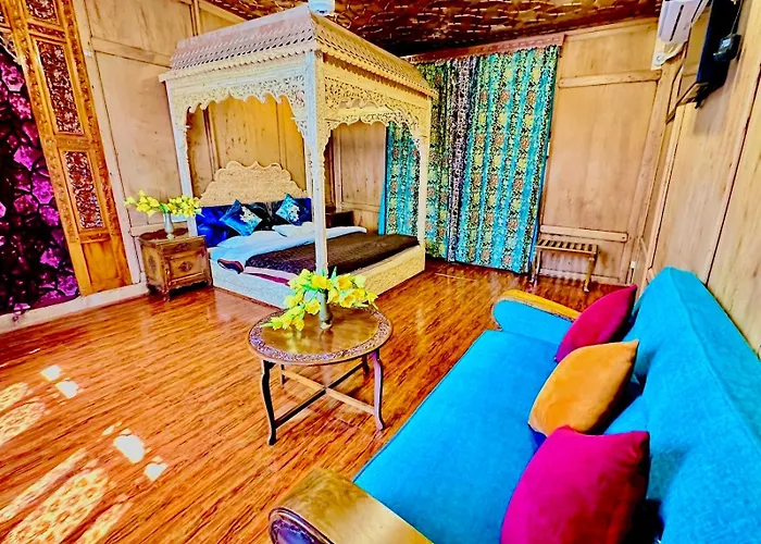 The Heritage Group Of Houseboats