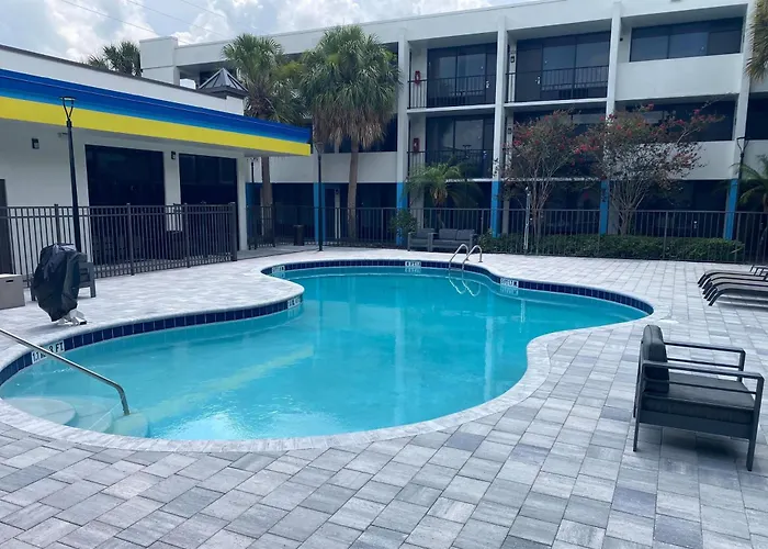 Motel: Days Inn & Suites By Wyndham Orlando Airport