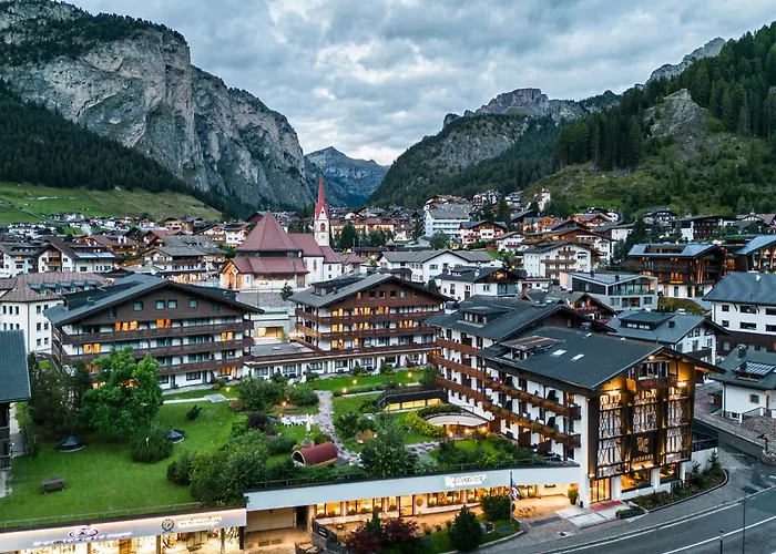 Hotel with pool: Hotel Antares