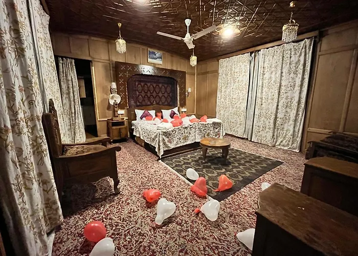 Showkat Houseboat Luxe Stays