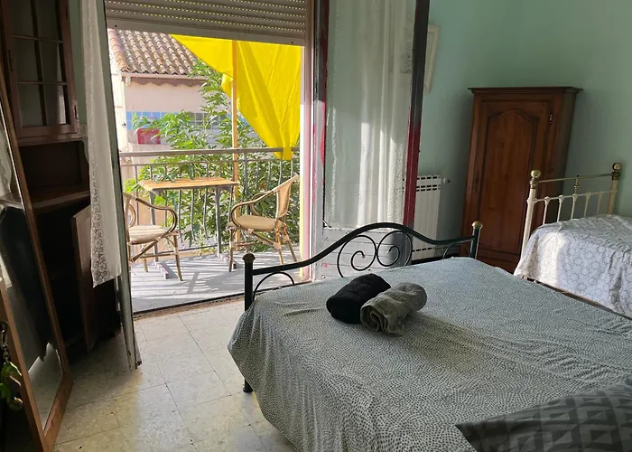 Maison Fi côté nature et relax, mer et centres à 2 pas, 3 chambres triples et privées, parties communes , jardin arboré, tonnelles, barbecue