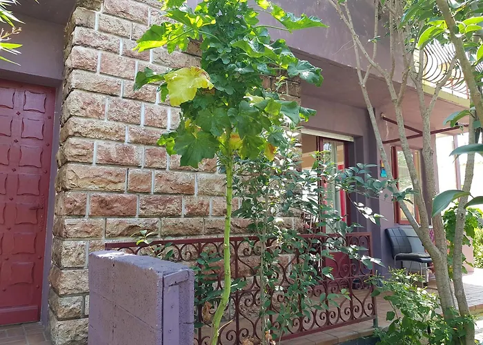 Maison Fi côté nature et relax, mer et centres à 2 pas, 3 chambres triples et privées, parties communes , jardin arboré, tonnelles, barbecue