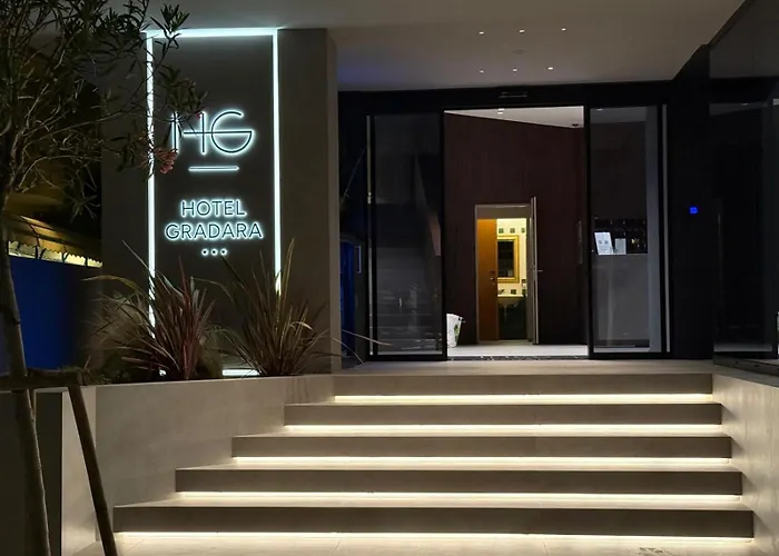 Hotel con piscina: Hotel Gradara