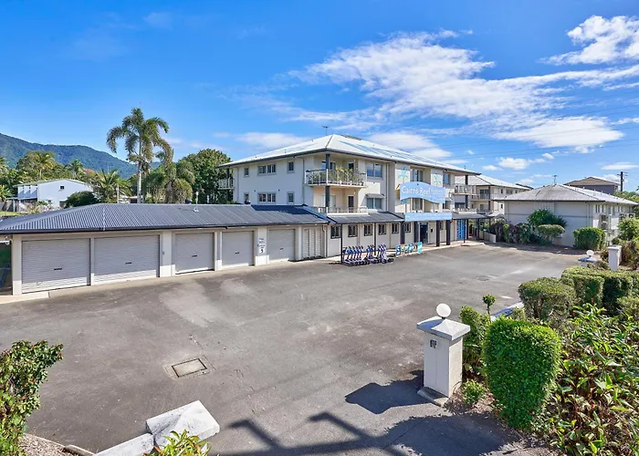 Cairns Reef Apartments & Motel