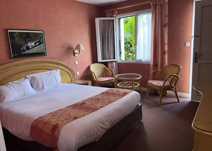 Logis Hotel Du Pont Neuf