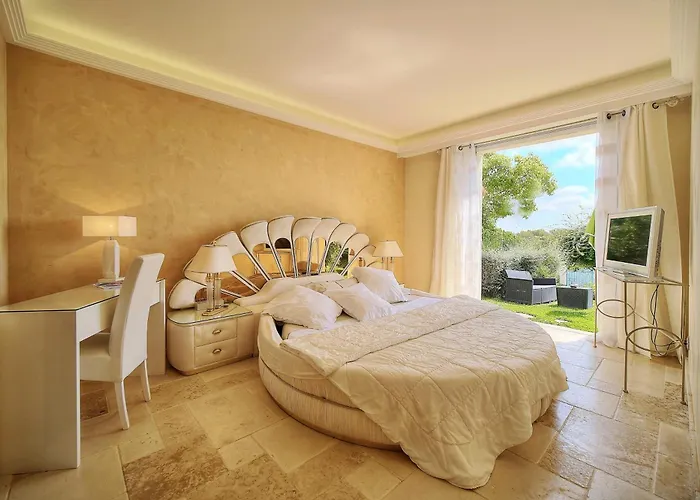 Suites de Prestige JACUZZI SAUNA HAMMAM PISCINE Mougins Cannes Grasse