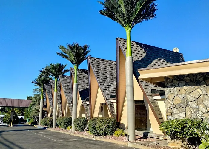 Hotel with pool: Tiki Resort - Lake George