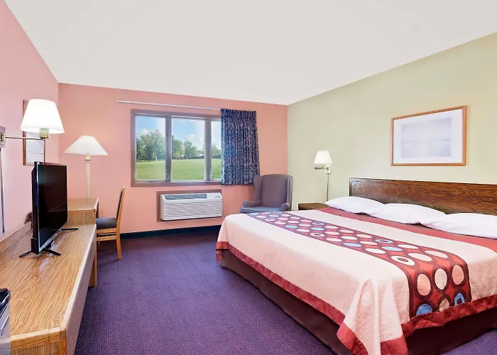 Pet Friendly hotel: Super 8 By Wyndham Sturgeon Bay