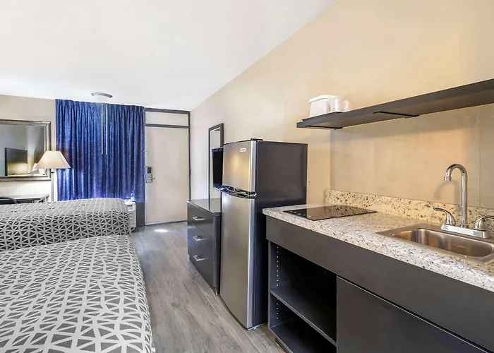 Motel: Suburban Studios International Drive