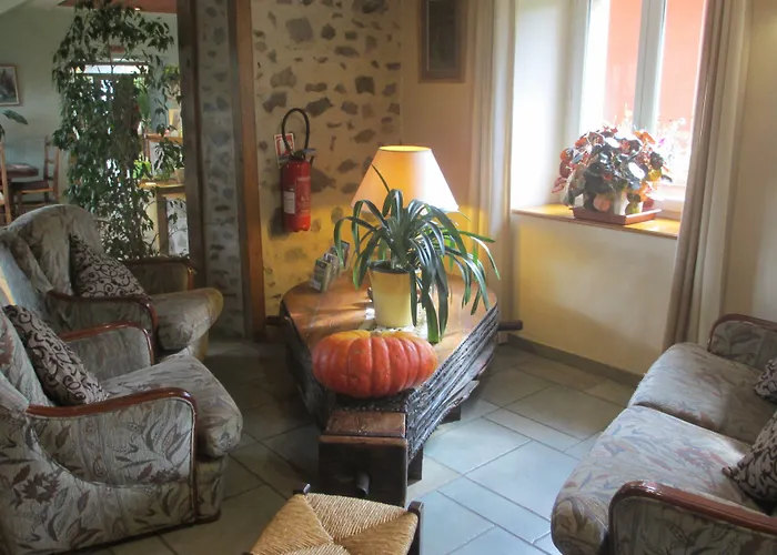 Hôtel Restaurant La Crèche et sa piscine intérieure - Logis Hôtels