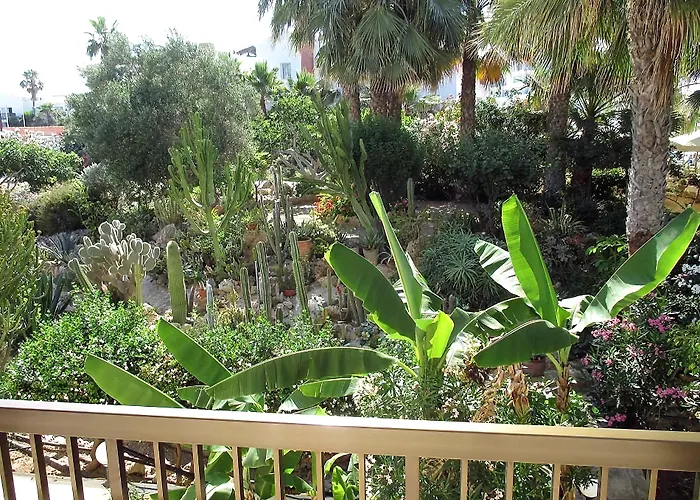 Hotel with pool: Rododafni Beach Apartments