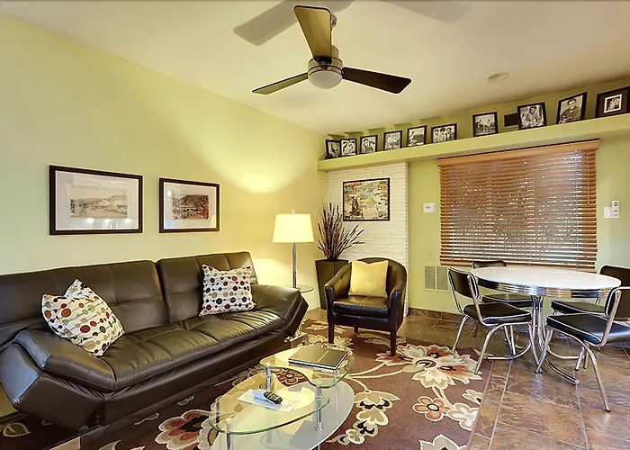 Beach hotel: Desert Riviera Hotel