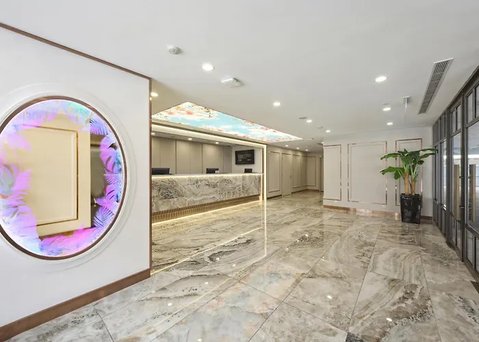 Hotel with view: Hotel 81 Palace - Newly Renovated