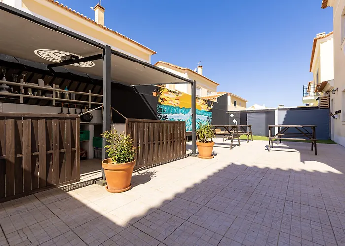 Pineapple Surf House