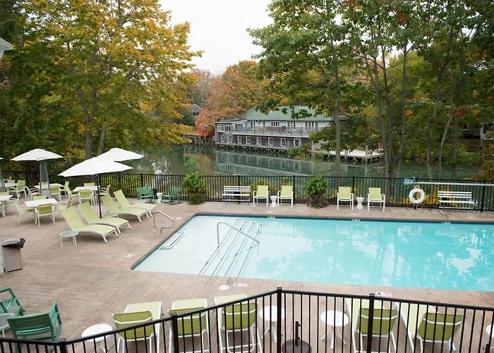 Pet Friendly hotel: The Lodge On The Cove