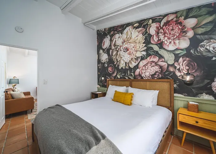Pet Friendly hotel: Fleur Noire Hotel - 21 And Over