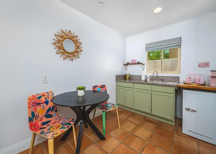 Pet Friendly hotel: Fleur Noire Hotel - 21 And Over