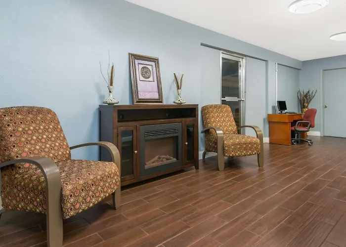 Days Inn & Suites By Wyndham East
