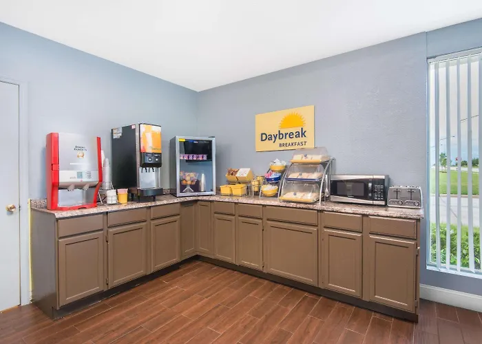 Days Inn & Suites By Wyndham East