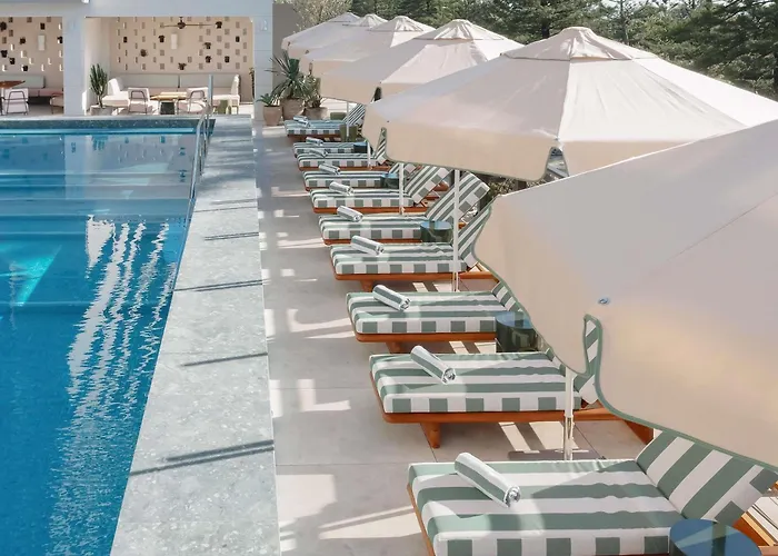 Hotel with pool: Mondrian Gold Coast