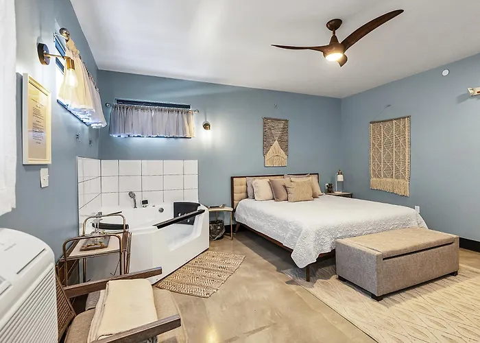 Relaxing King Suite With Jacuzzi And Pool