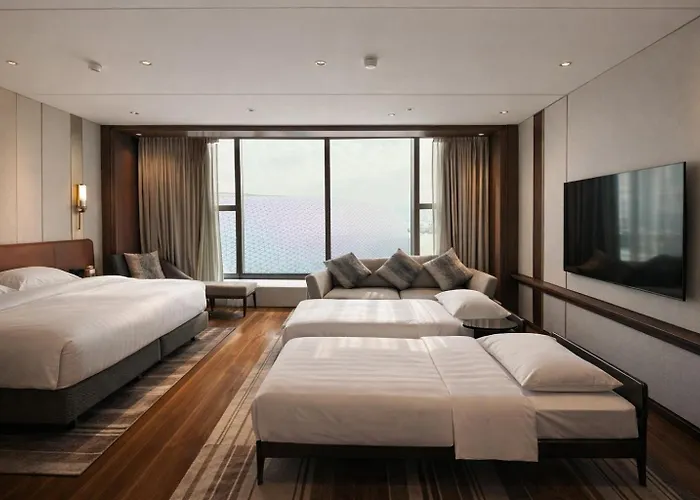 Hotel with pool: Dorsett Kai Tak