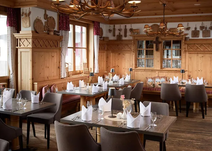 Hotel with pool: Das Alpenhaus Kaprun