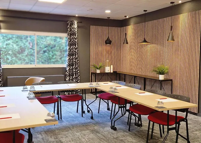Ibis Pau Lescar