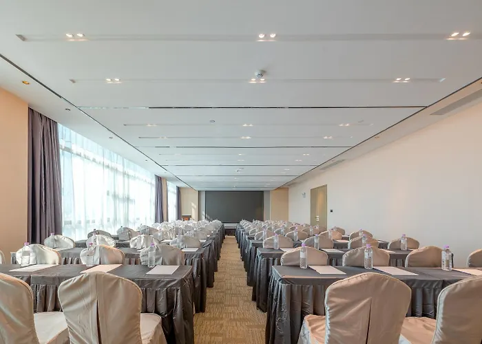 Lavande International Hotel Guangzhou Baiyun International Airport Branch - Free Shuttle Bus To Guangzhou Baiyun International Airport & Free Deliver Service To Canton Fair Complex During Canton Fair Period