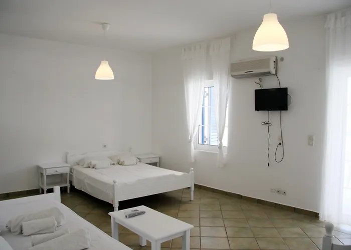 Armadoros Hotel / Ios Backpackers