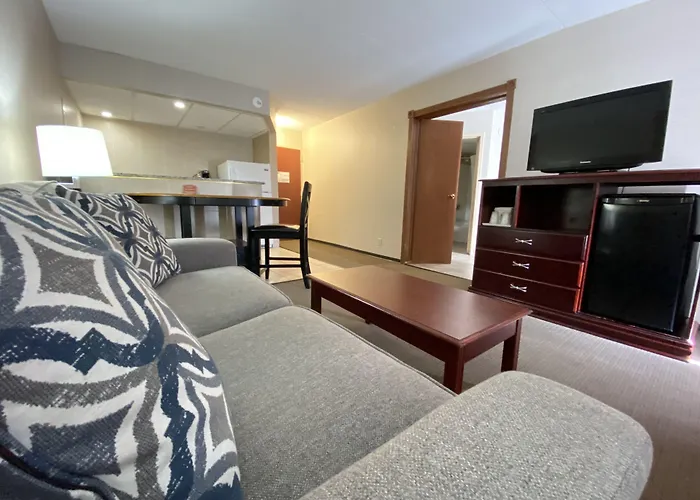 Clarion Inn & Suites Grand Rapids Airport