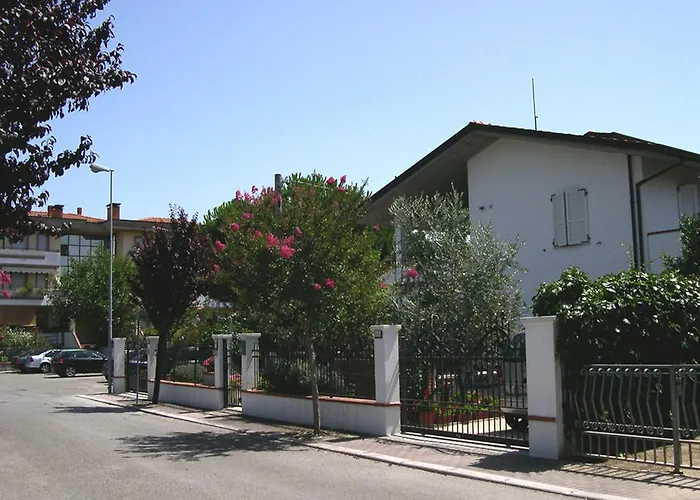 Villa Elegante Con Terrazzo E Giardino