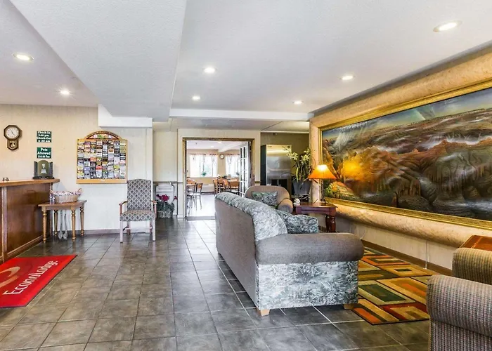 Hotel with pool: West End Lodge