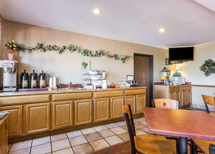 Hotel with pool: West End Lodge