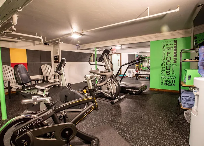 Hotel with pool: Open Hearth Lodge