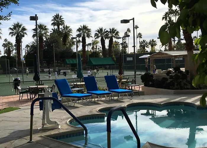 Hotel with Tennis: Getaways At Palm Springs Tennis Club